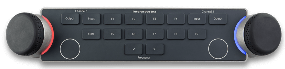 Clavier d’audiomètre vu du dessus. Il comporte deux boutons situés sur les côtés gauche et droit du clavier. Les boutons sont entourés de voyants à LED qui indiquent différentes fonctions lors de son utilisation. Le clavier est également doté de plusieurs touches entre les boutons multifonctions, qui incluent (entre autres) l’entrée et la sortie pour les canaux un et deux, la fonction d’enregistrement, deux touches pour diminuer ou augmenter l’intensité et neuf touches F étiquetées F1 à F9.