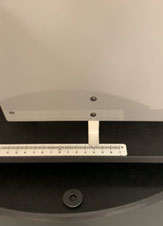 A ruler-like indicator on the back of the Auto-Traverse chair, with the center of the chair at 4 cm.