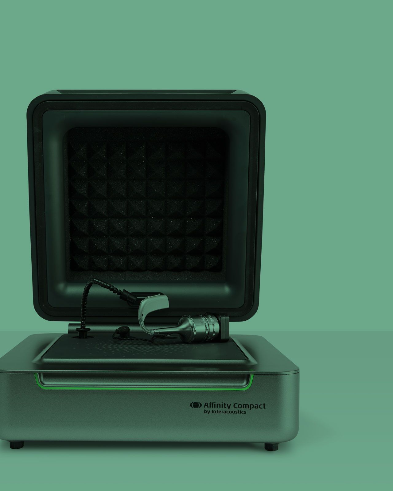 Open Affinity Compact version four seen from the front. Hearing aid and coupler resting on the base.